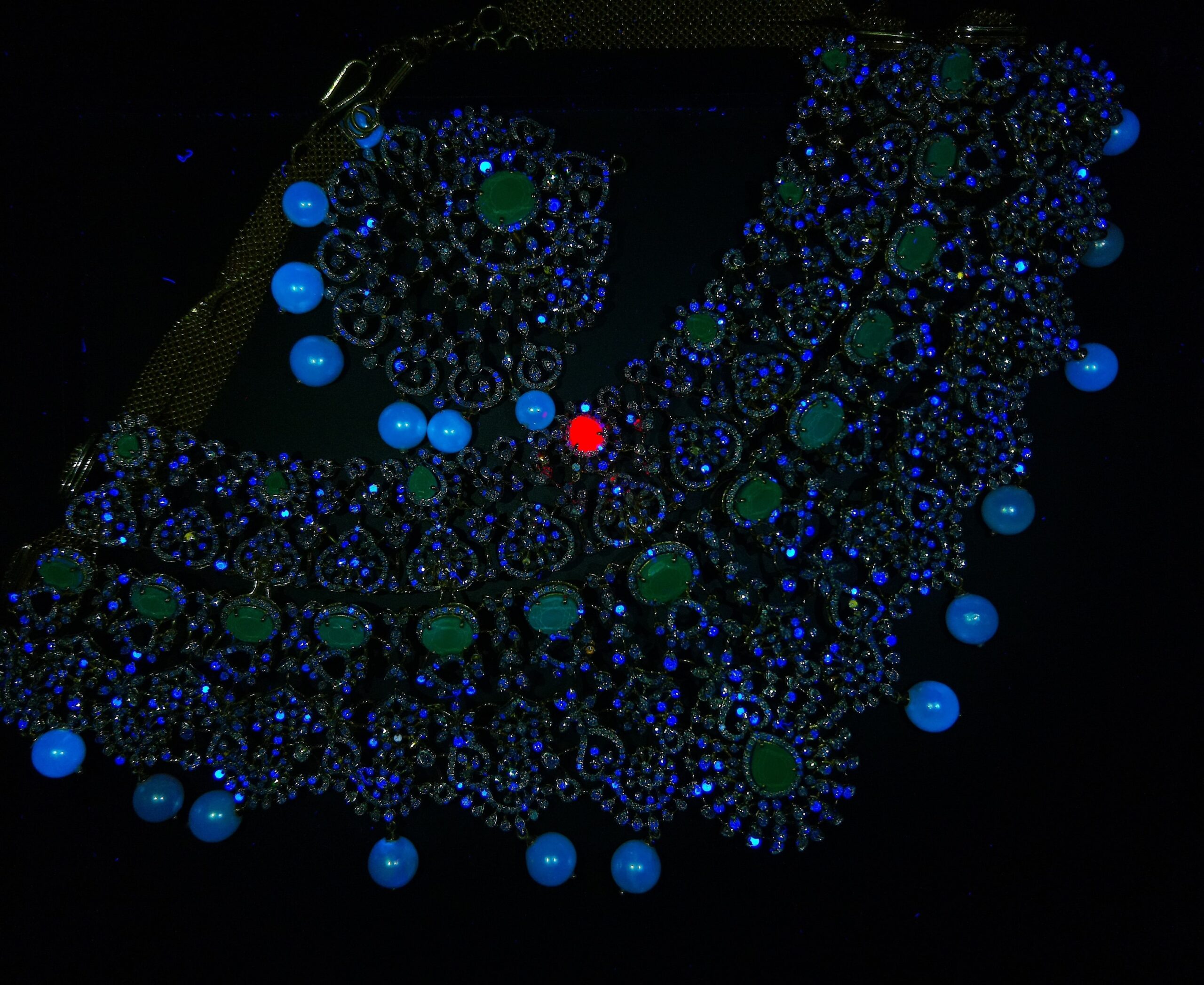 Lab Grown (CVD/HPHT) Diamond Detection machine The fluorescence image of the jewellery of synthetic diamond detection machine .